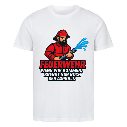 Feuerwehrmann mit Wasserschlauch und Text „Wenn wir kommen, brennt nur noch der Asphalt“. weiß