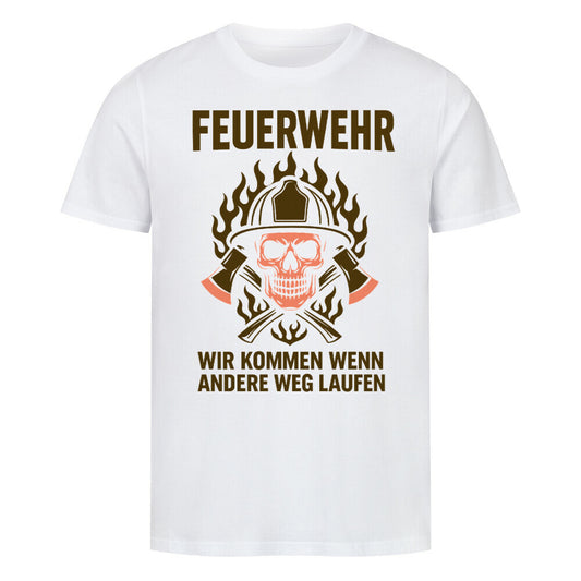 Feuerwehr Vintage Design – Skull mit Helm & Flammen in braun-orange Tönen, Text „Wir kommen, wenn andere weglaufen“. weiß
