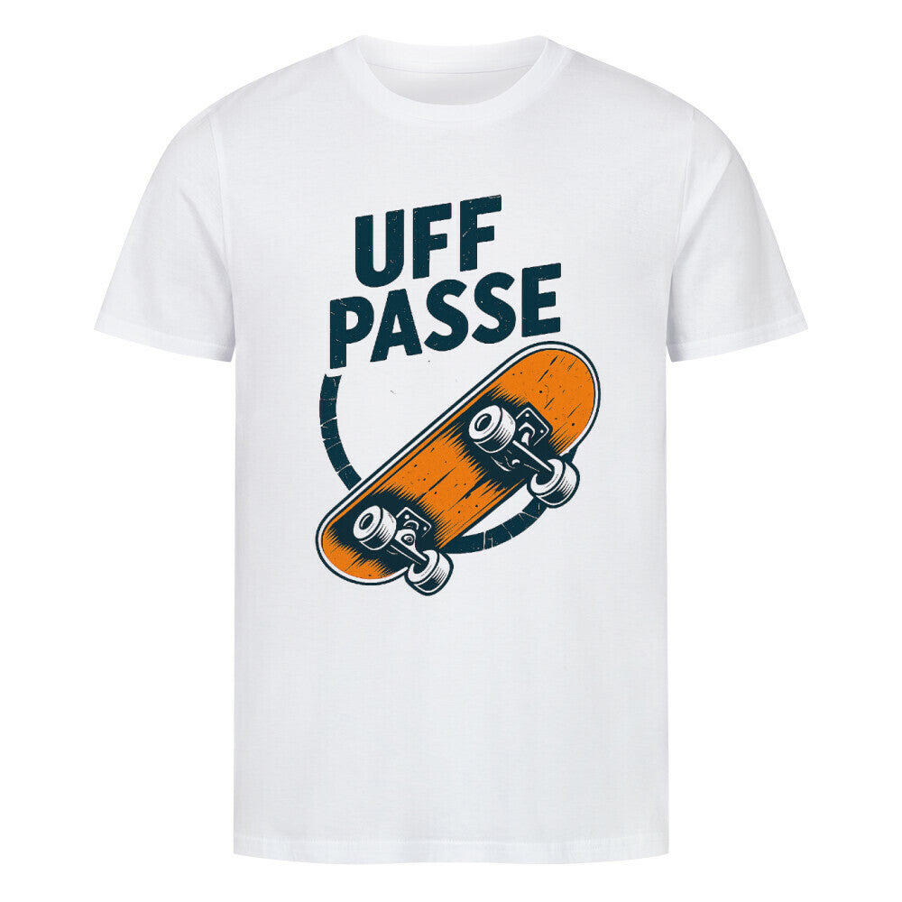 Skateboard im Vintage-Stil mit dem Dialekt-Spruch „Uff Passe“ in hellen Buchstaben auf schwarzem Hintergrund. weiß
