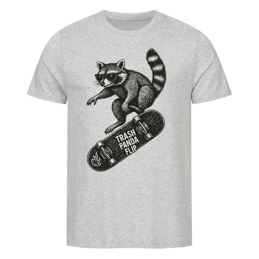 Handgezeichneter Waschbär mit Sonnenbrille springt mit Skateboard Text „Trash Panda Flip“. grau